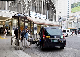 UDタクシーとベビーカー