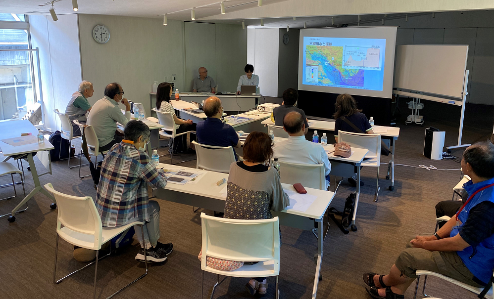 せせらぎウォーク「六郷用水を学ぶ」で講演会の様子