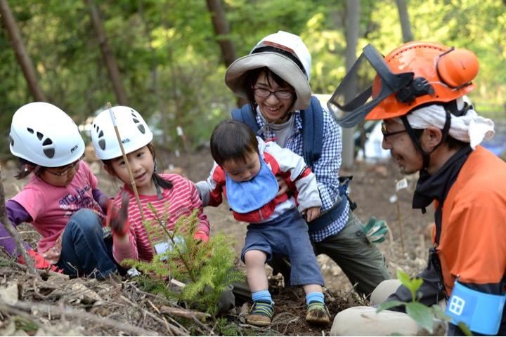Parents and children experiencing forestry