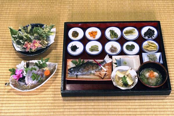 The mountain vegetable dinner course at Mito Sansou