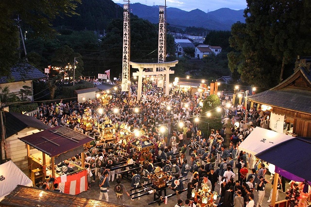 Mando lanterns and mikoshi at Sho-ichi-i Iwabashiri Shrine