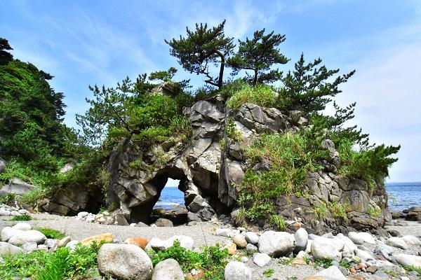 ぶっとおし岩