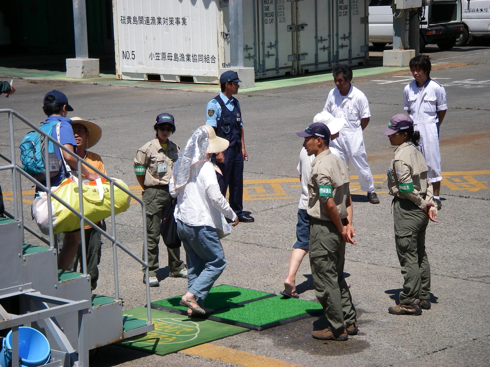 ははじま丸下船時の靴底洗浄