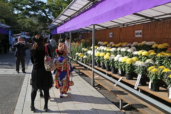 様々な出品で賑わう高幡不動尊